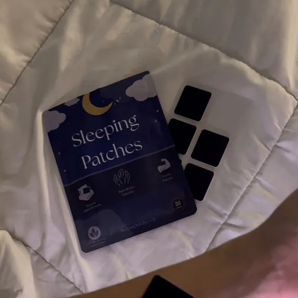 Bolsa y hoja de parches sobre la cama mientras se pega un parche