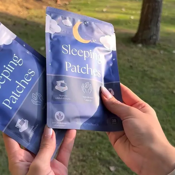 Dos bolsas de Sleeping Patches en las manos
